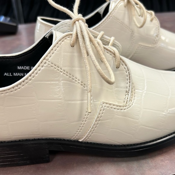 NWT Rare Vintage Ivory, Alligator Faux Leather Lace up Shoe - Picture 3 of 5